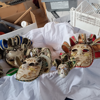 Maschere e piatti con stampa venezia