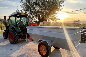 Rimorchio- Carrello cn pigiadiraspatrice vendemmia