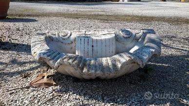 Acquasantiera fatta a conchiglia, per una fontana