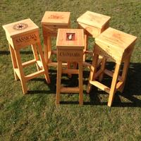 Sgabello in legno realizzati con cassette vino