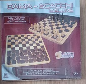 Scacchi e dama con base in legno