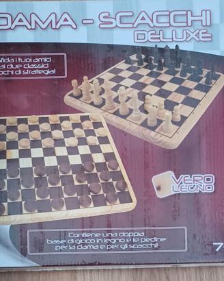 Scacchi e dama con base in legno