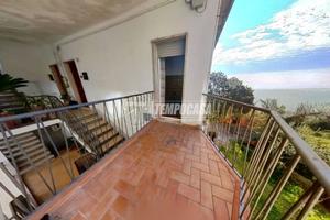 APPARTAMENTO SENZA CONDOMINIO CON DUE CAMERE E SOF