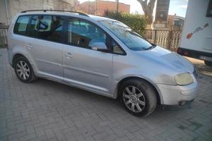 VOLKSVAGEN TOURAN