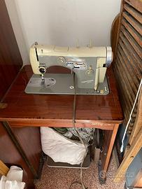 Macchina da cucire Necchi mod 75 con mobile