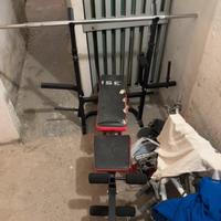 Panca con pesi e bilanciere