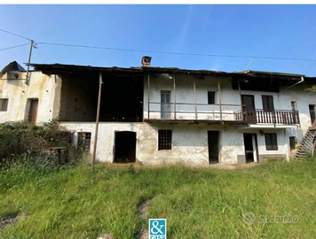 Rustico nella campagna di Cavour (To)