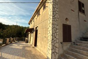 Casolare con due appartamenti