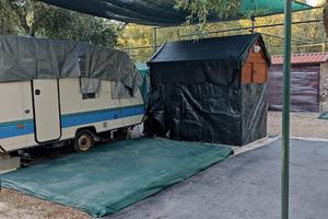 Roulotte Adria fissa con cucinino in legno