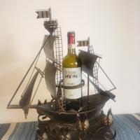 Portabottiglia e candele a forma di veliero.