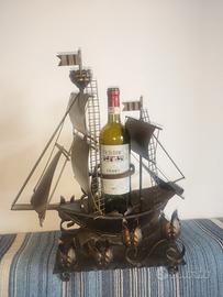 Portabottiglia e candele a forma di veliero.