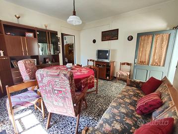 Casa indipendente su due livelli con ampio cortile