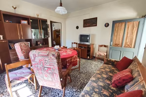 Casa indipendente su due livelli con ampio cortile