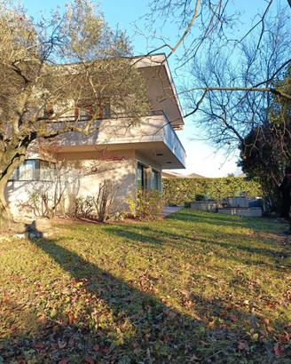 Villa singola con ampia taverna in pieno centro