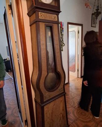 Antico orologio a pendolo