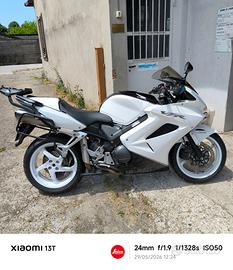 Honda VFR 800 con borse e gomme nuove