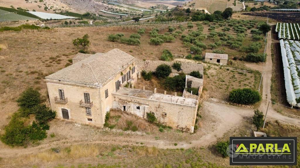 Rustico / Casale di 11400 m² con più di 5 locali a - Vista 3