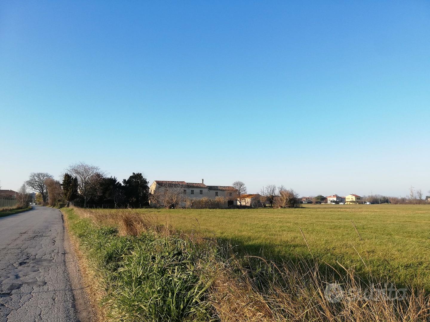 Land, 700 m²