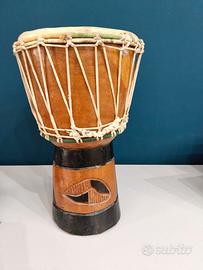 Djambè/bongo africano dipinto e fatto a mano.