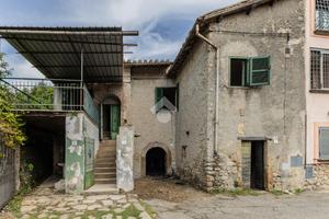 5 LOCALI A MANZIANA