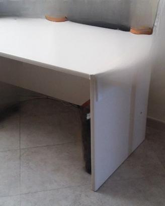 Scrivania bianca moderna – ampia e robusta