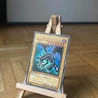 Drago nero occhi rossi