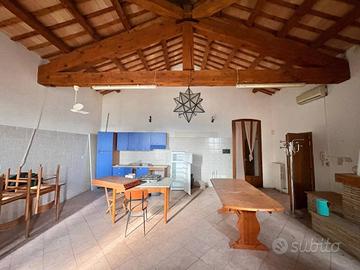 Casa indipendente di 420 m² con più di 5 locali a 
