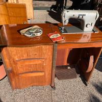 Mobile in legno con macchina da cucire Wilson P.