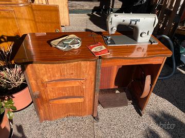 Mobile in legno con macchina da cucire Wilson P.