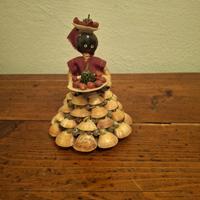 Donna mora con frutta vintage in conchiglie