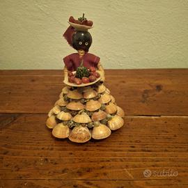 Donna mora con frutta vintage in conchiglie