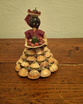 Donna mora con frutta vintage in conchiglie