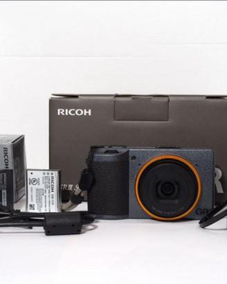 Fotocamera Ricoh GR III Street Edition e accessori