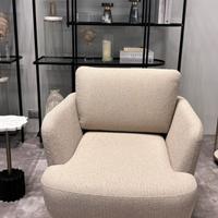 Poltrona beige elegante e confortevole