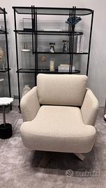 Poltrona beige elegante e confortevole