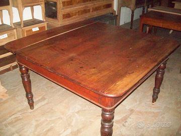Tavolo quadrato in larice
