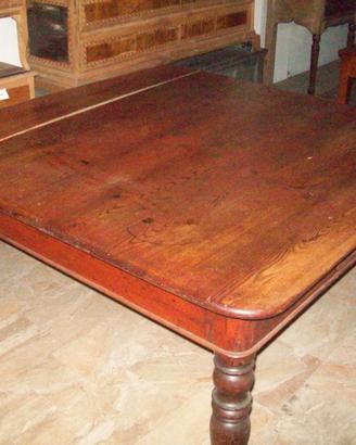 Tavolo quadrato in larice