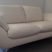  Due divani in pelle bianca – Pari al nuovo