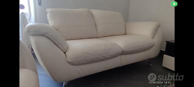  Due divani in pelle bianca – Pari al nuovo