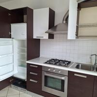 Cucina colore bianco e marrone