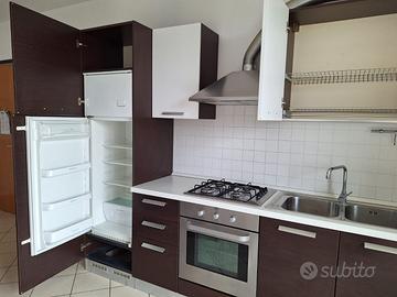 Cucina colore bianco e marrone