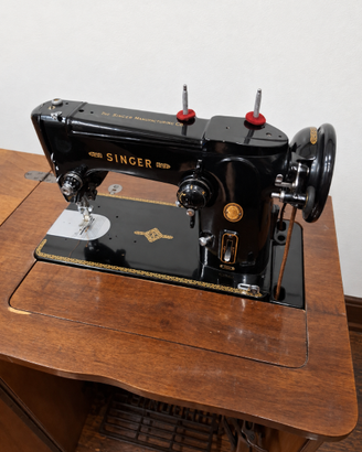 Macchina da cucire vintage Singer 306M
