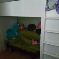 letto a castello, scrivania, divano