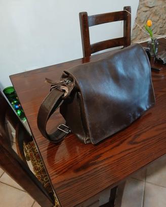Comoda borsa in vera pelle
