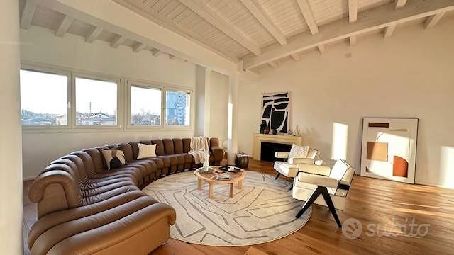 Appartamento di 150 m² con 4 locali e box auto a T - Altro