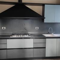 Cucina angolare con mobile dispensa