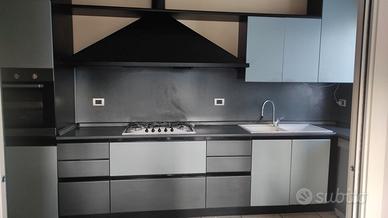 Cucina angolare con mobile dispensa