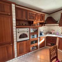 Cucina in legno ciliegio