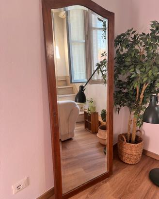 Specchio bisellato con cornice il legno