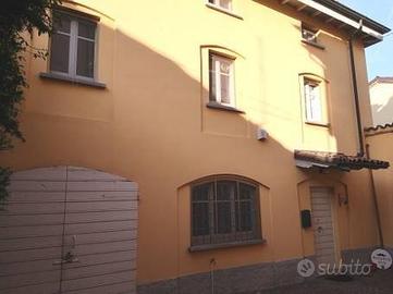Casa indipendente di 230 m² con più di 5 locali a 